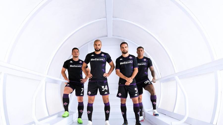 Fiorentina, svelata la quarta maglia: è grigio scuro e il “padre” è un designer fiorentino