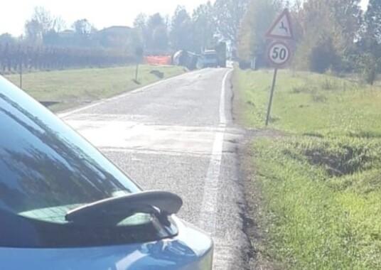 Carpi. Betoniera si ribalta in via Fornaci E la strada si riempie di calcestruzzo 