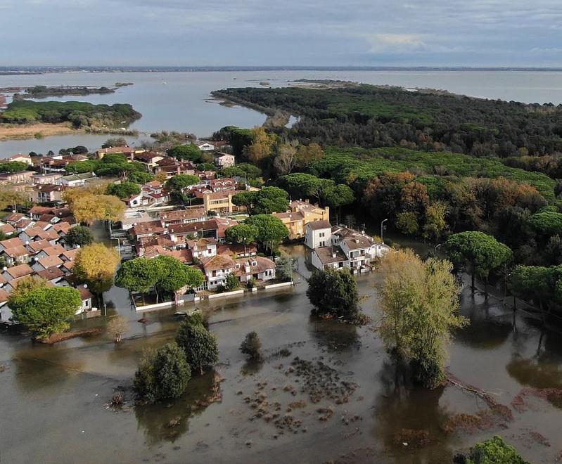 Il mare irrompe e invade Volano: case allagate e residenti isolati