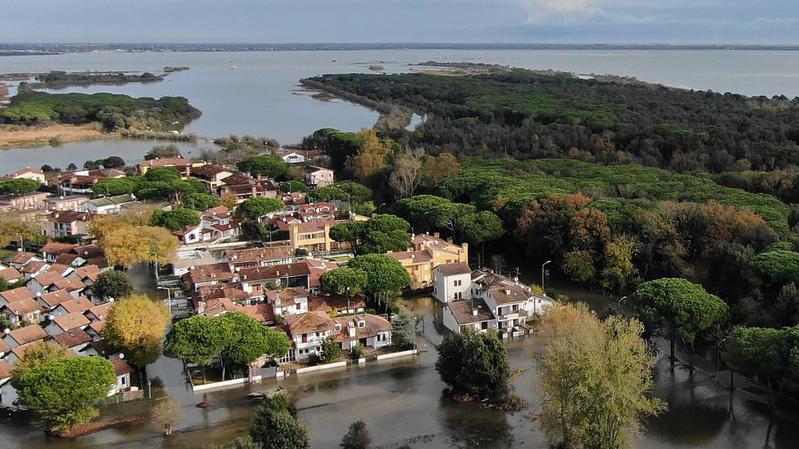 Il mare irrompe e invade Volano: case allagate e residenti isolati