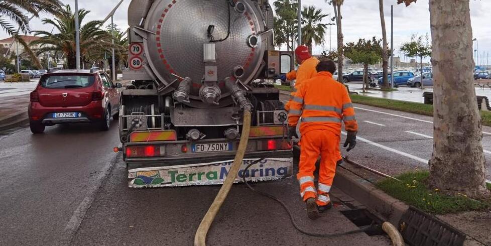 Alghero, olio e cemento nelle caditoie: denunciate dieci attività commerciali 