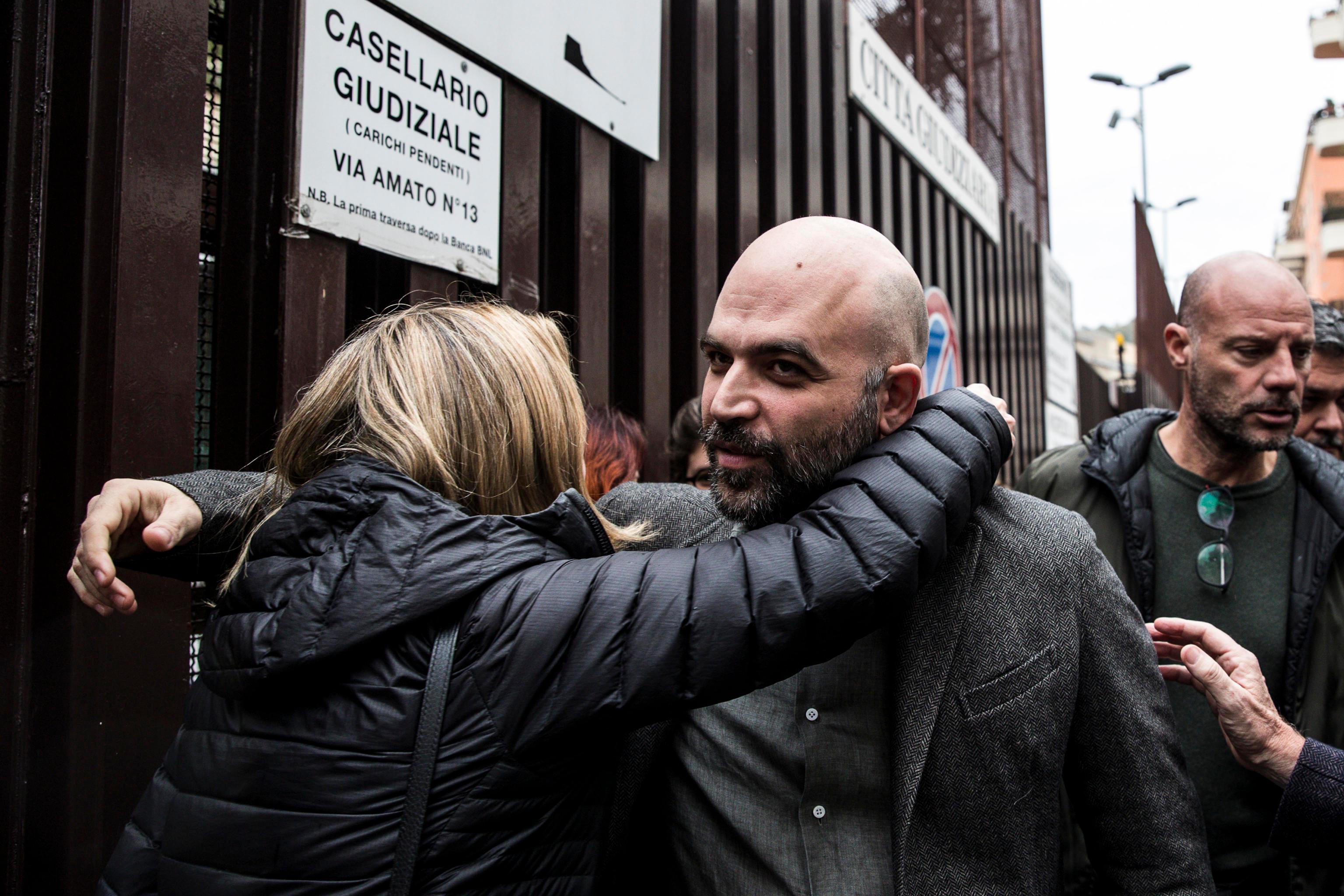 Saviano rinuncia a Reggio Emilia: «Troppi gli attacchi dal Governo»