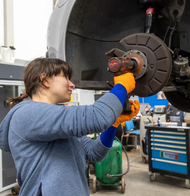Ferrara, il meccanico dell’auto è una donna: la passione di Deanna per i motori