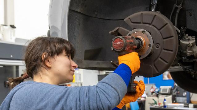 Ferrara, il meccanico dell’auto è una donna: la passione di Deanna per i motori