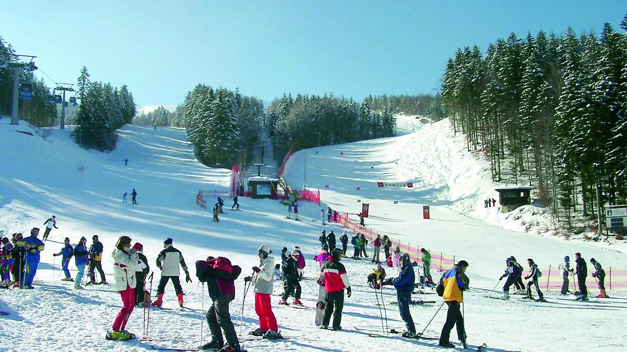 Slalom tra i rincari sulla neve: impianti al via, costeranno il 10% in più