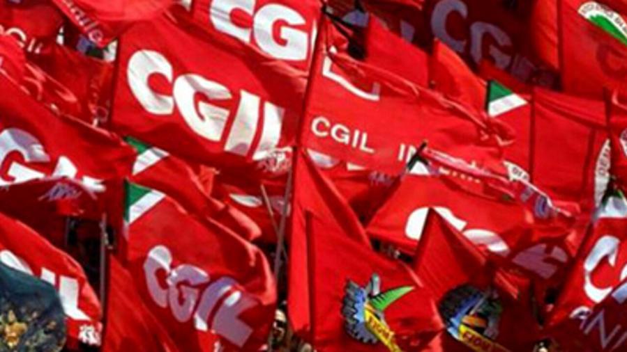 
	Bandiere della Cgil durante una manifestazione

