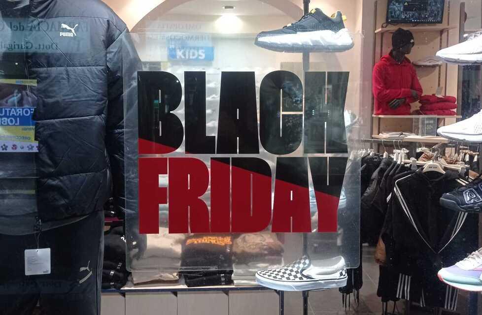 Arriva il Black Friday, ma ai negozianti di Piombino non piace