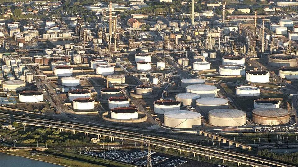  Palumbo avvia 30 licenziamenti nell’indotto della raffineria