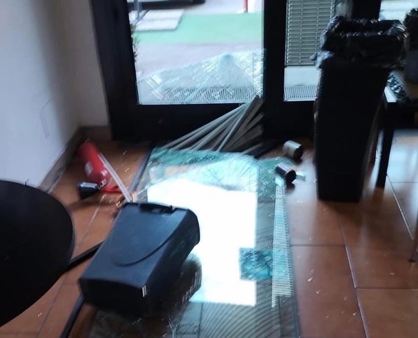 La banda delle spaccate con tombino, a Rifredi raffica di furti: «Aiutateci»
