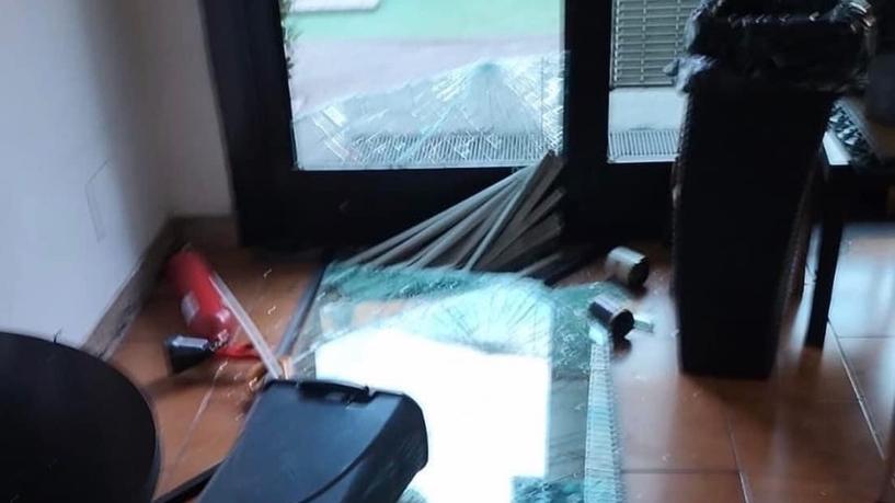 La banda delle spaccate con tombino, a Rifredi raffica di furti: «Aiutateci»