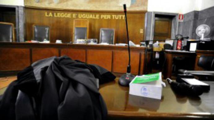 Titolare del bar ospita in casa la dipendente e la violenta: a processo
