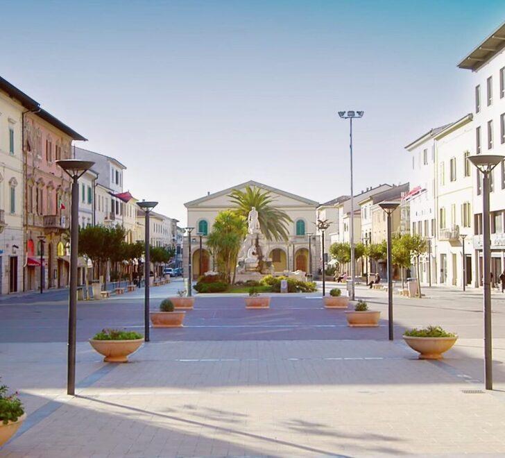 Cecina, tutte le vetrine accese ma poca gente in giro: i negozianti spiegano i motivi