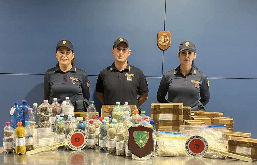 La polizia di frontiera dell’aeroporto di Elmas sequestra 72 chili di sabbia e conchiglie