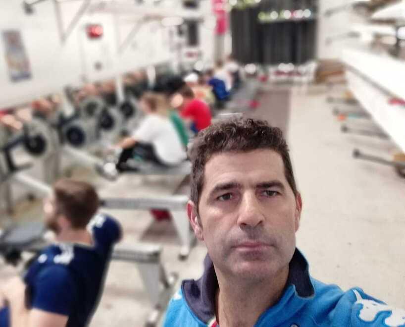 
	Un selfie di Leonardo Pettinari in palestra con i suoi atleti della Canottieri Pontedera sullo sfondo

