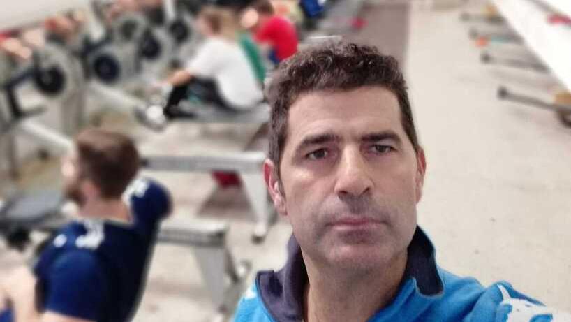 Un selfie di Leonardo Pettinari in palestra con i suoi atleti della Canottieri Pontedera sullo sfondo