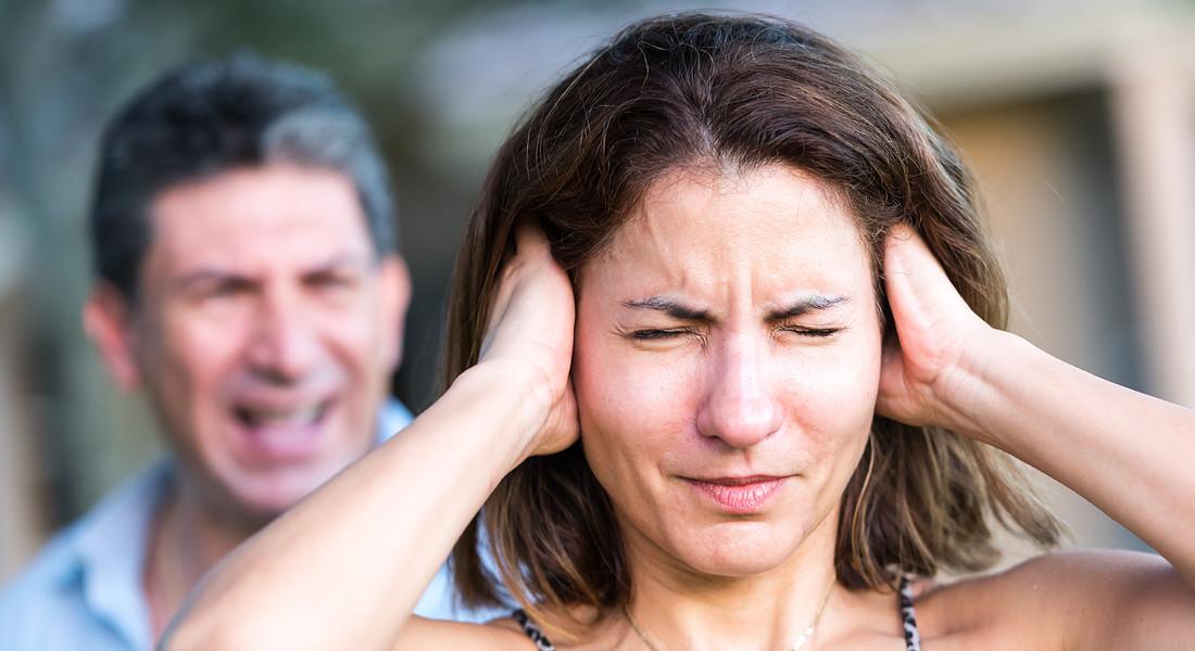 Sempre più donne chiedono aiuto: hanno compagni (italiani) violenti