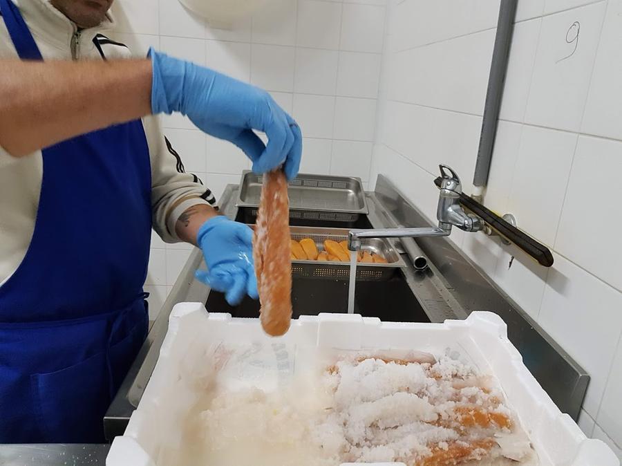 Bottarga, la fase della salatura
