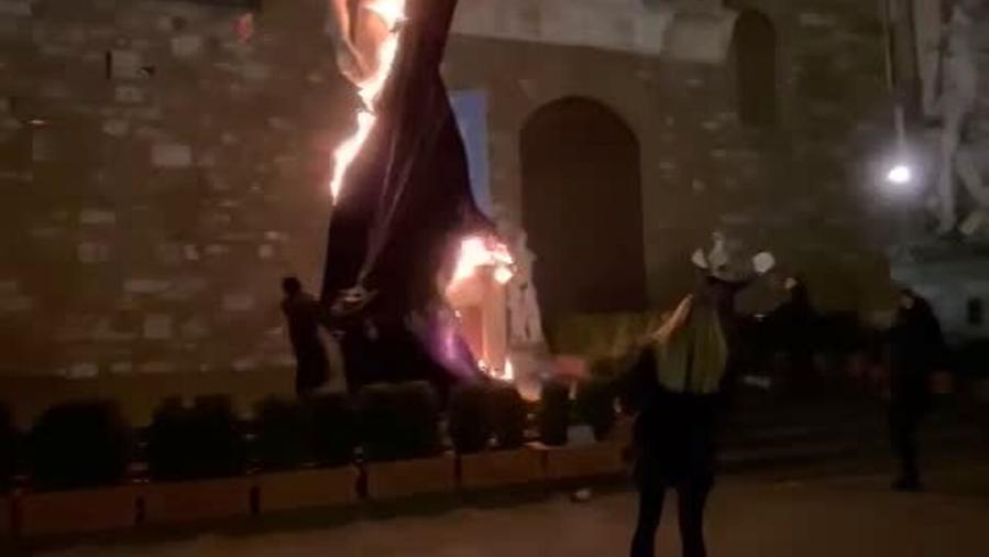Firenze, dette fuoco a drappo sul David: condannato a 6 mesi
