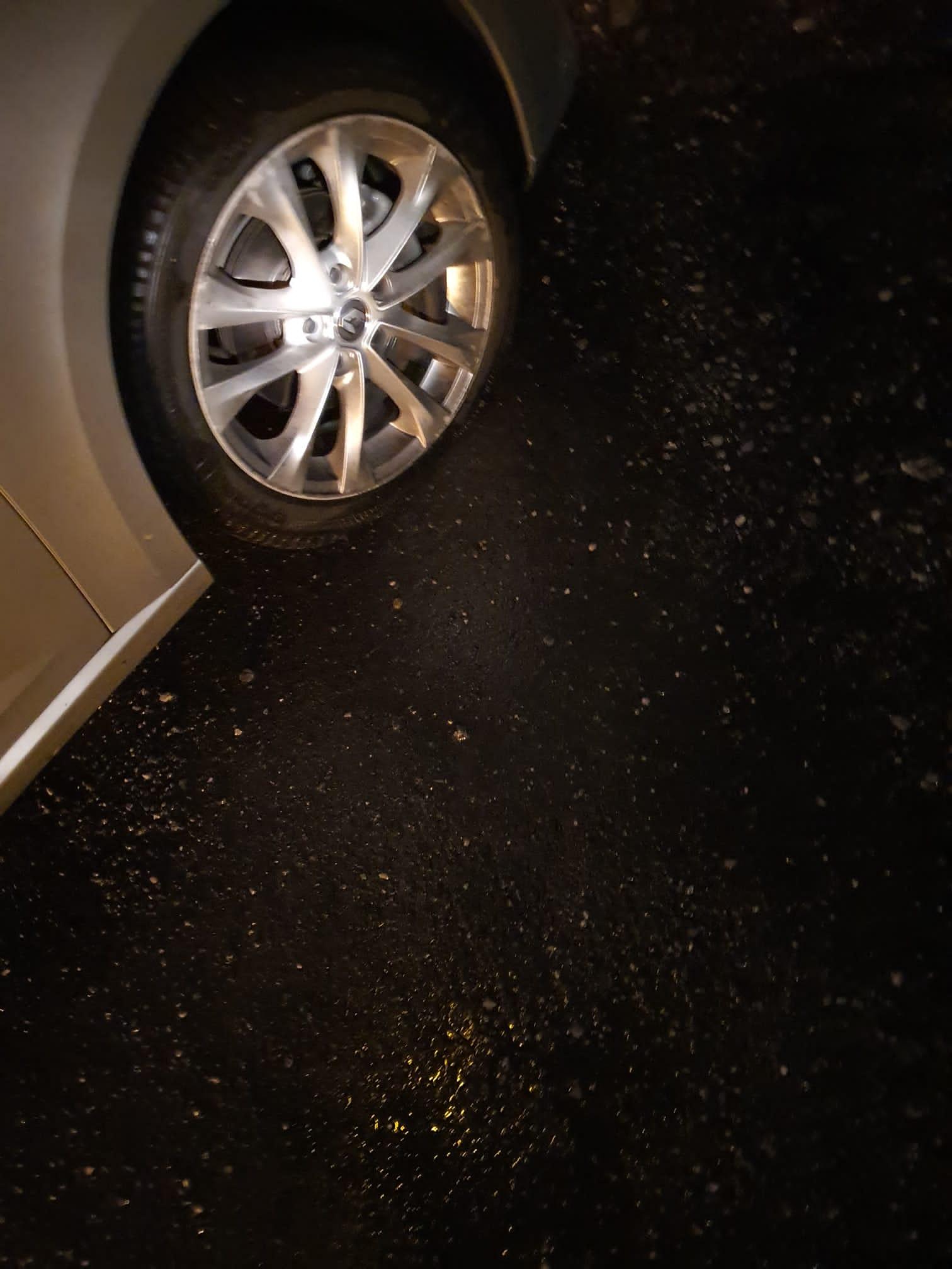 La pioggia apre una buca in strada: strage di gomme su quindici auto