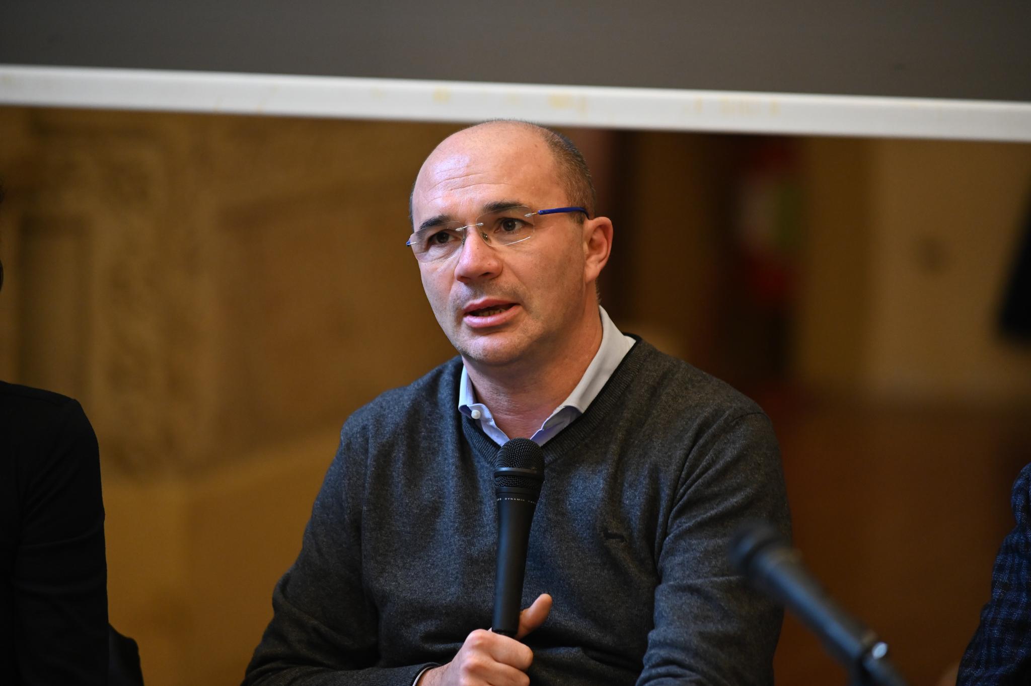 Saviano rinuncia a Reggio Emilia. Vecchi: «Roberto, sei un reggiano adottivo. A presto»