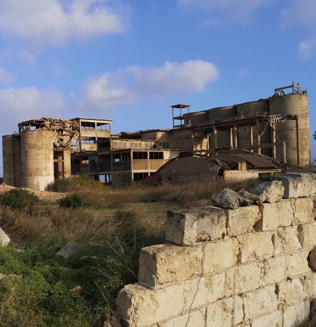 Porto Torres, accanto alla ciminiera crollata viveva un senzatetto: è illeso