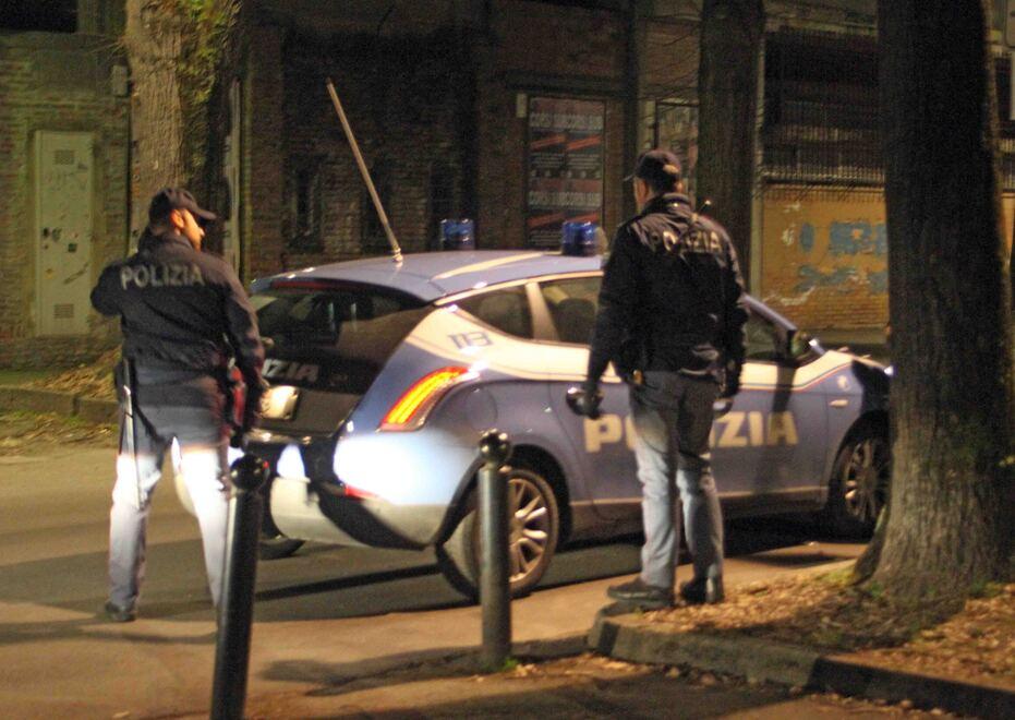 Ferrara, dal giudice dopo la rapina col mitra: «Sono un agente speciale di polizia»