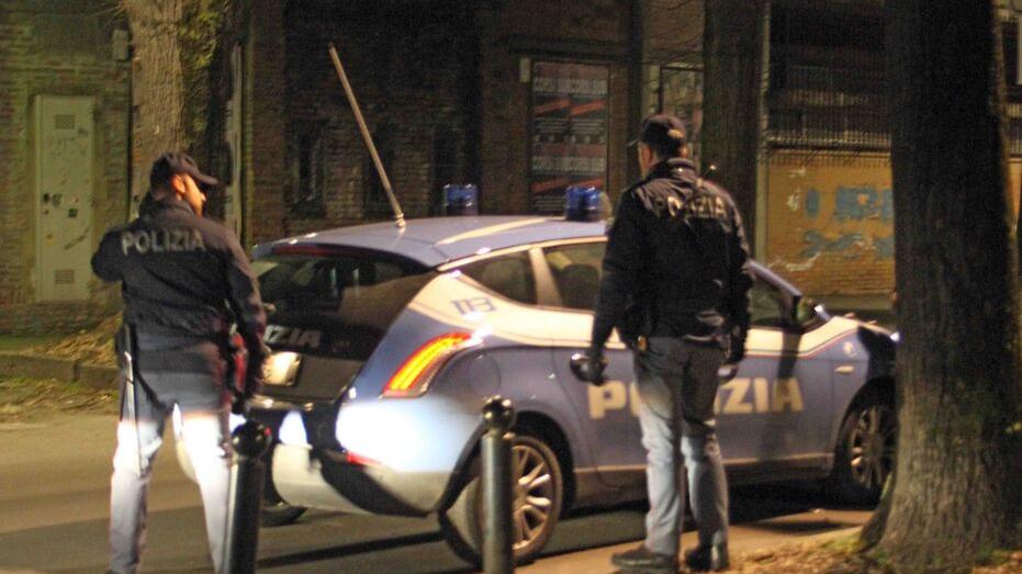 Ferrara, dal giudice dopo la rapina col mitra: «Sono un agente speciale di polizia»