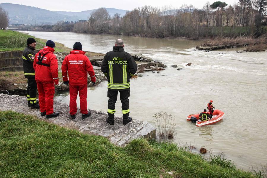 Cade in Arno dal ponte alla Vittoria, richerche in corso