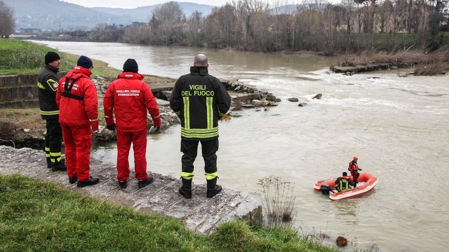 Cade in Arno dal ponte alla Vittoria, richerche in corso