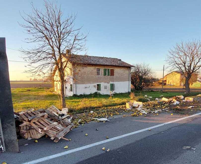 Bastiglia. Rimorchio si rovescia sulla Canaletto Perso un carico di pere e strada chiusa 
