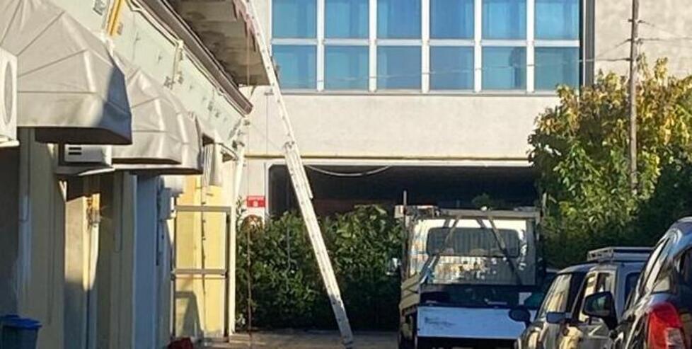 Carpi. Cade dal tetto mentre lavora Grave imprenditore 58enne 