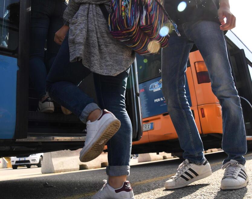 Colpito al volto da una bottiglia, a Pontedera autista del bus finisce all’ospedale