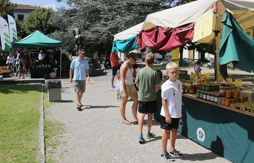 Con cento banchi per le strade il mercato si è fatto grande