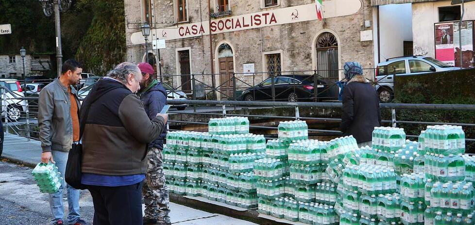 Acqua, l’odissea di Forno: dopo sei giorni non è ancora potabile. I coordinamenti: «Paghi chi ha fatto il danno»