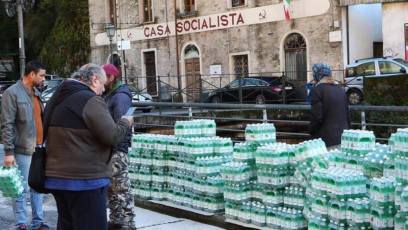 Acqua, l’odissea di Forno: dopo sei giorni non è ancora potabile. I coordinamenti: «Paghi chi ha fatto il danno»
