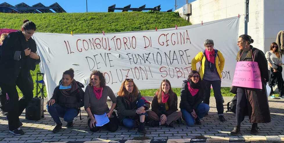 «Mia figlia seguita dal consultorio per tre gravidanze, riapritelo». La protesta delle donne