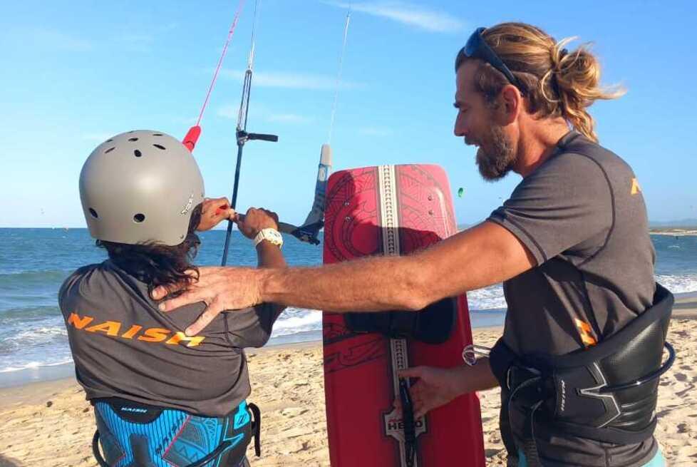 Ingegnere livornese senza lavoro va in Messico e apre la scuola di kite surf: «Realizzato un sogno»