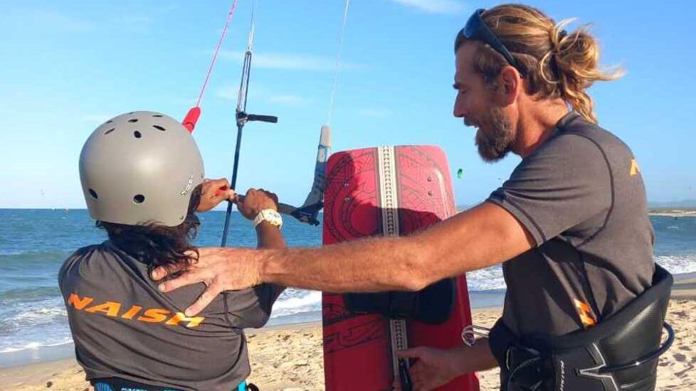 Ingegnere livornese senza lavoro va in Messico e apre la scuola di kite surf: «Realizzato un sogno»