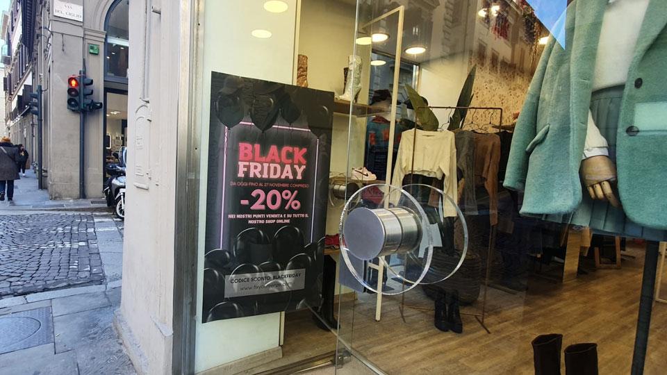 Si entra e non si compra «Meglio farlo online» Ma così i negozi crollano