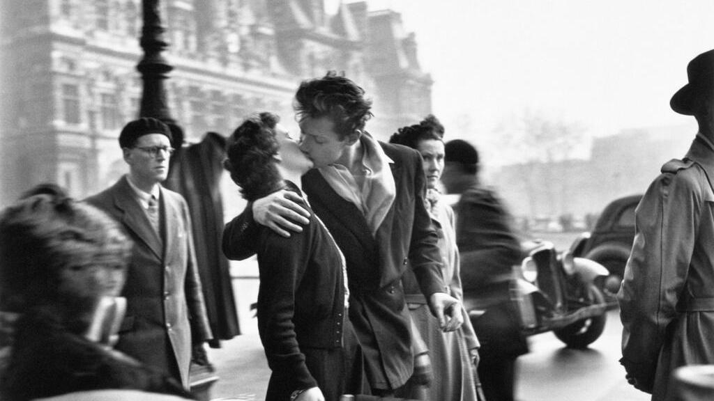 Non solo Il bacio, a Camera le fotografie di Robert Doisneau