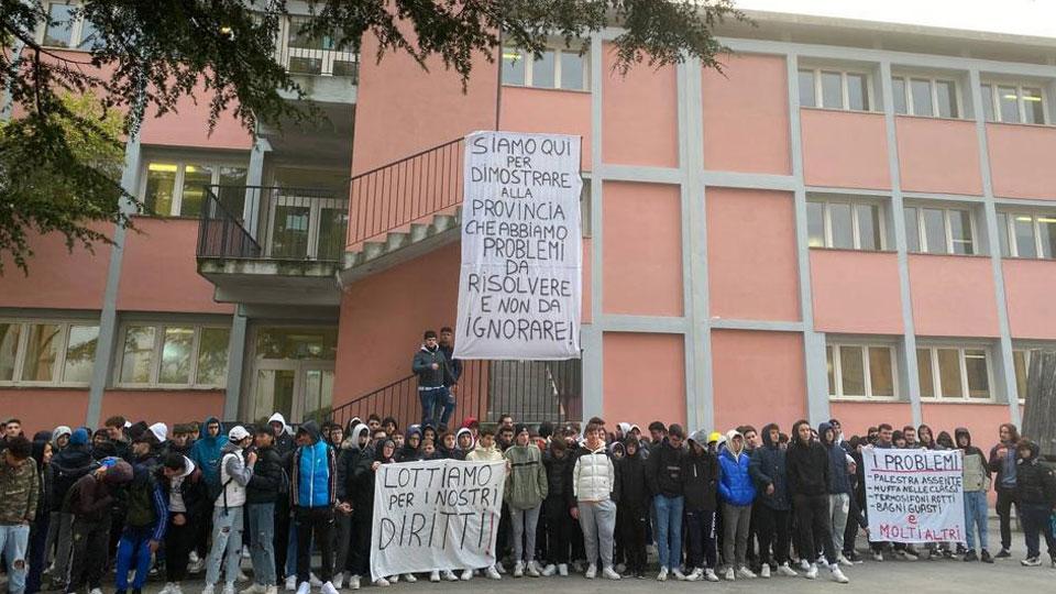 Riscaldamento ko e infiltrazioni a scuola: sciopero all’Isi Garfagnana