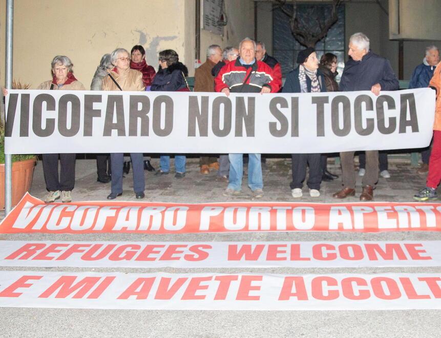 Vicofaro, è scontro tra residenti e i volontari di don Biancalani