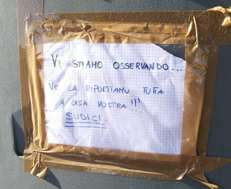 «Vi stiamo osservando... Ve la riportiamo tutta a casa vostra! Sudici», residenti contro i furbetti dei rifiuti