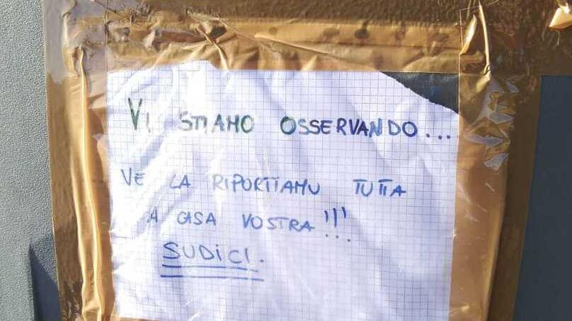 «Vi stiamo osservando... Ve la riportiamo tutta a casa vostra! Sudici», residenti contro i furbetti dei rifiuti