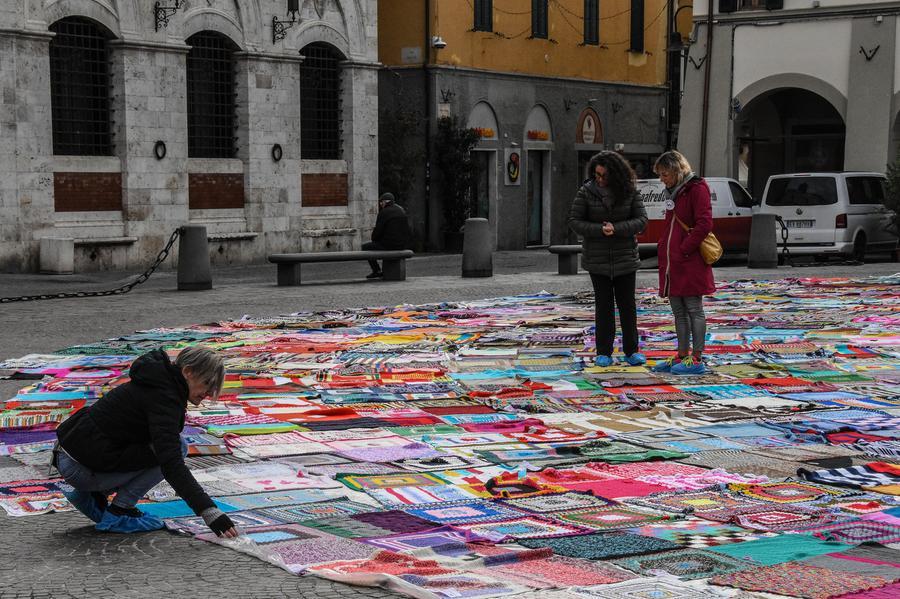 Una super coperta per dire “No alla violenza contro le donne”