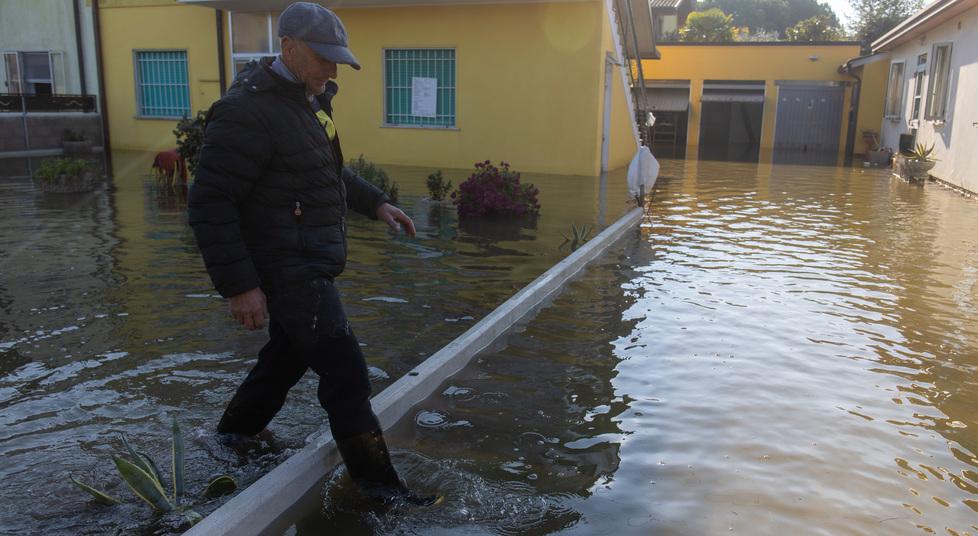 I residenti del Lido di Volano: «Non abbiamo luce e riscaldamento, il mare ha distrutto le nostre case». Al Lido apre il Punto di coordinamento