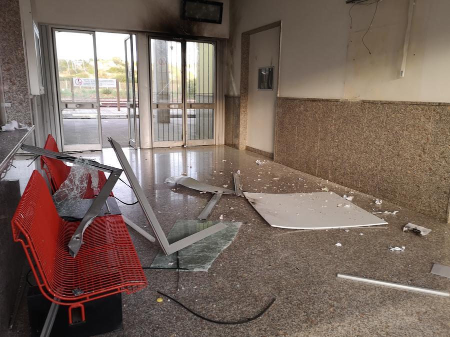 Porto Torres, devastata dai vandali la sala d’attesa della stazione ferroviaria