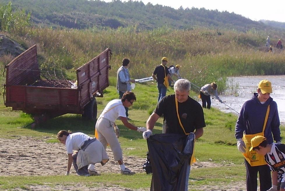 Volontari armati di secchielli e palette puliranno l’arenile