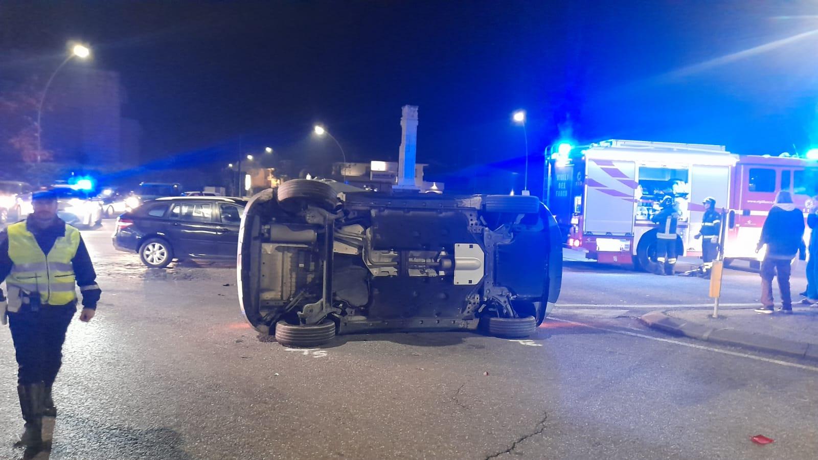 Al volante in stato di ebbrezza provoca un incidente
