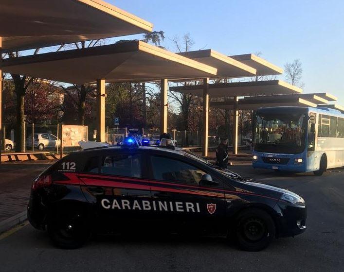 Non hanno il biglietto del bus, aggrediscono il controllore